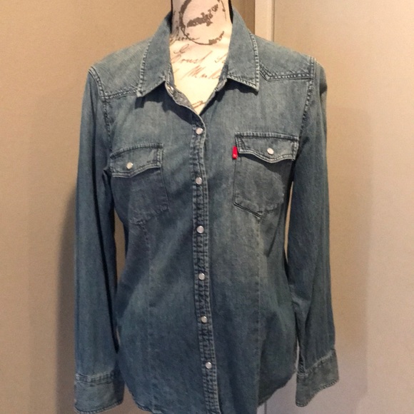 Levi's Tops - Levi’s button down